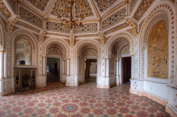 Холл Золотой восьмиугольник, с каждой стороны которого есть дверные проемы, ведущие в другие залы (Castello di Sammezzano, Италия). | Фото: fondoambiente.it.