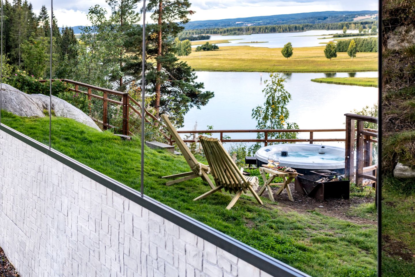 Зеркальный фасад отражает живописный пейзаж (The WonderInn Mirrored Glass Cabin). Зеркальный фасад отражает живописный пейзаж (The WonderInn Mirrored Glass Cabin).