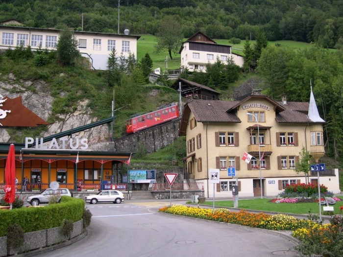 Станция в деревеньке Альпнахштад, откуда отправляется экстремальный железнодорожный маршрут (Pilatus, Швейцария). | Фото: switzerland-tour.com.