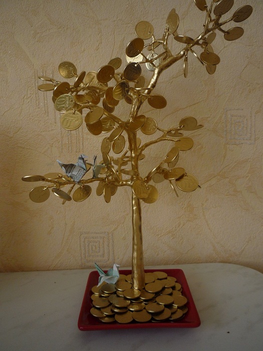 Денежное дерево в рамке с монетами 
