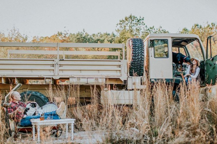 Списанный военный грузовик Stewart and Stevenson M1078, который супруги приобрели для создания дома на колесах. | Фото: instagram.com/ @wazimulife.