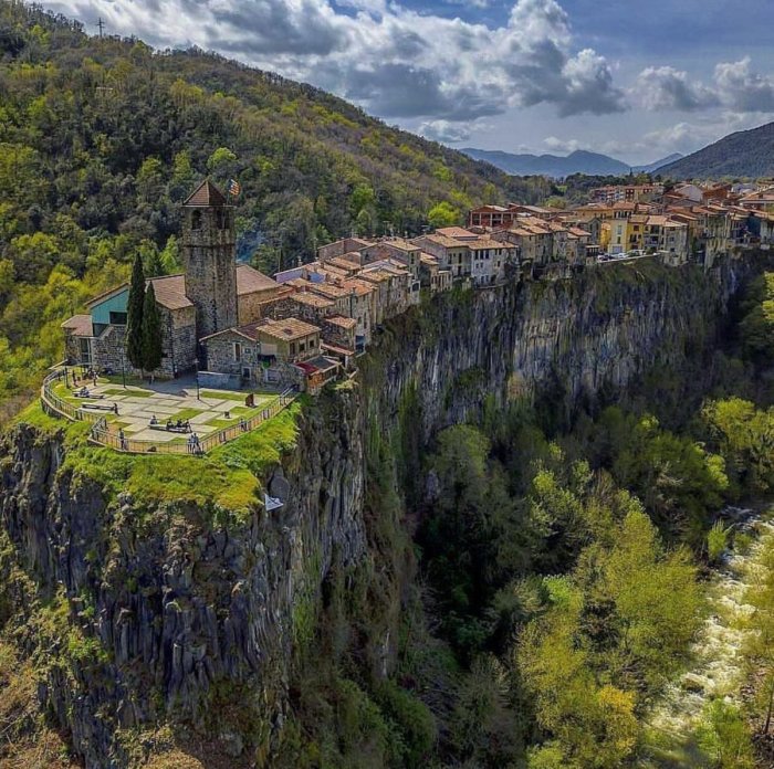 На лавовом гребне высотой 50 м еще в начале прошлого тысячелетия поселились люди (Castellfollit de la Roca, Испания). | Фото: twitter.com.
