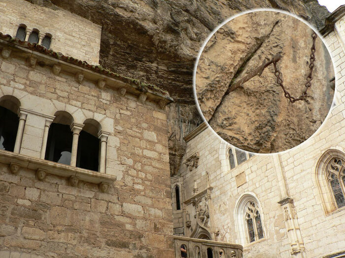 Тот самый легендарный меч Дюрандаль, который еще можно увидеть в скале над входом в часовню Нотр-Дам (Rocamadour, Франция). | Фото: visit-dordogne-valley.co.uk.