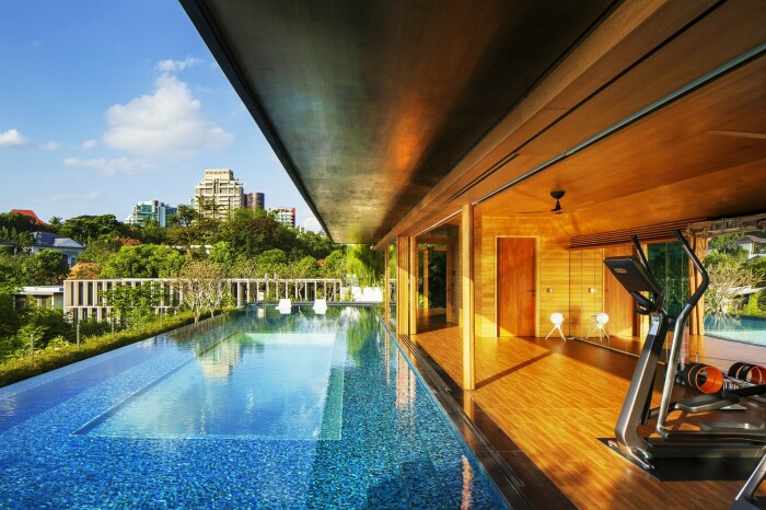 Рядом с бассейном находится тренажерный зал с видом на город (Sky Pool House, Сингапур). | Фото: coolhouses.ru.