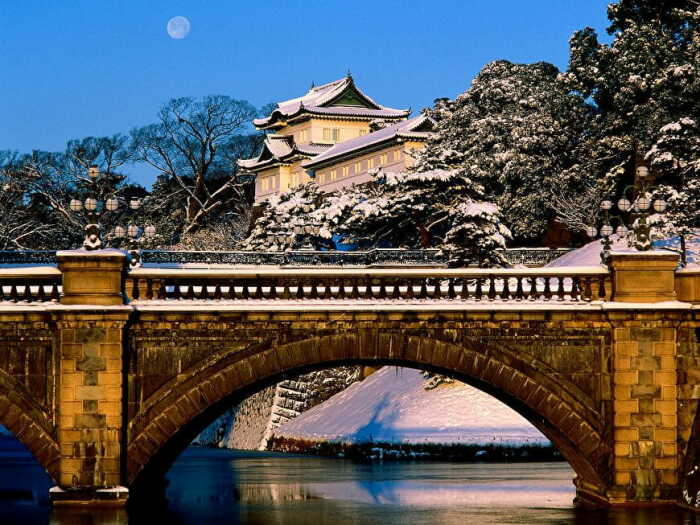 Двухарочный мост Нидзюбаси служит основным входом на территорию Императорского дворца (Токио, Япония). | Фото: edition.cnn.com.
