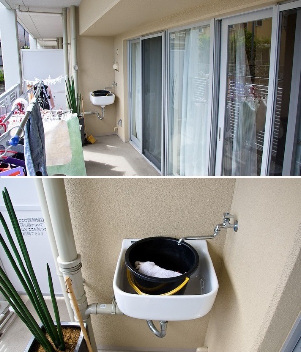 В новостройках Японии на общих балконах устанавливают рукомойники. | Фото: realt.onliner.by.