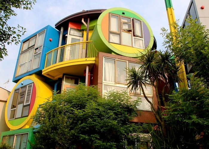 Яркие красочные чердаки «Обратимой судьбы» украшают жилой квартал окраины Токио (Reversible-Destiny Lofts).