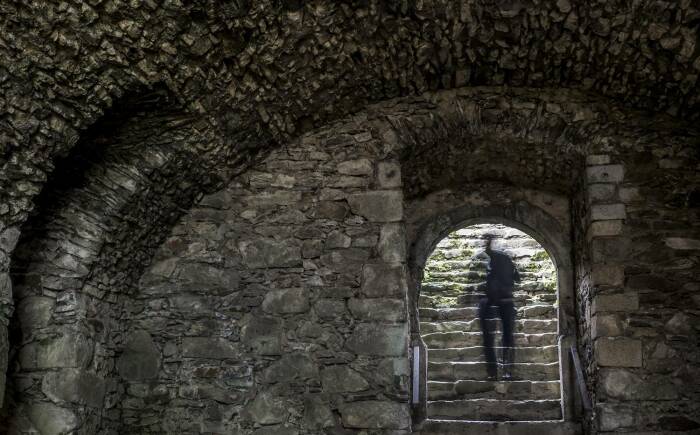 Владелец замка утверждает, что в подземельях посетители могут видеть едва уловимые силуэты, ощущать легкие прикосновения и слышать ужасающие звуки (Schloss Moosham, Австрия). | Фото: salzburgerland.com.