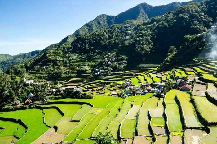 Небольшие горные деревушки среди террасных рисовых полей лишены даже самых необходимых благ цивилизации (Банауэ, Филиппины). | Фото: classlifestyle.com.