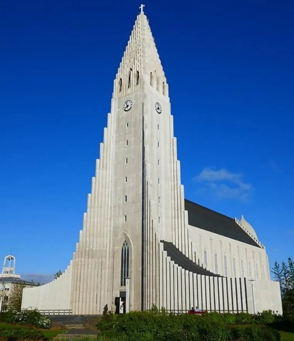 Hallgrímskirkja – потрясающего величия и красоты церковь, построенная в стиле экспрессионизма 1945-1986 гг. (Рейкьявик, Исландия). | Фото: art-facts.com.