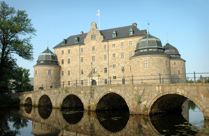 Замок Эребру, построенный на рукотворном острове, – один из самых значимых исторических объектов Швеции. | Фото: uk.advisor.travel.