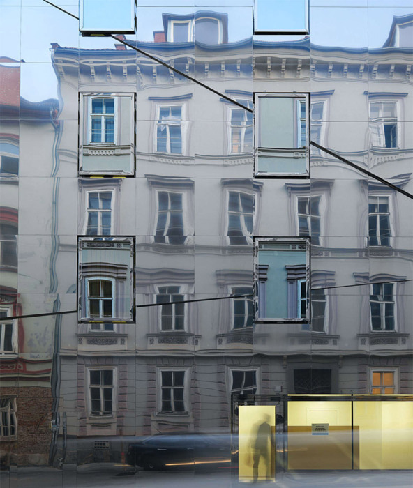 Фасад облицован отполированной нержавеющей сталью, а стекла на окнах покрыты зеркальным напылением (Грац, Австрия). | Фото: architizer.com.