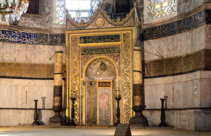 Михраб находится в юго-восточном углу собора, указывая направление на Мекку (Софийский собор, Стамбул). | Фото: yarowind.livejournal.com. 
