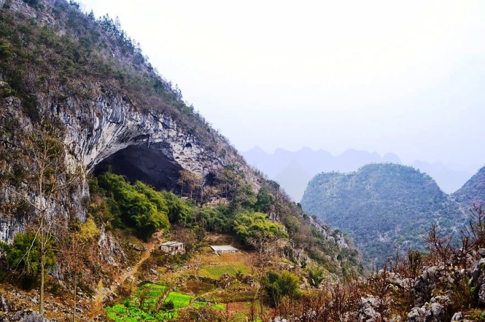  К пещере, в которой расположена деревня Чжундун, ведет единственная тропа (Китай). | Фото: grimnir74.livejournal.com.