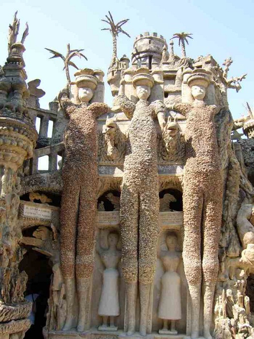 Огромные каменные фигуры «Идеального дворца».