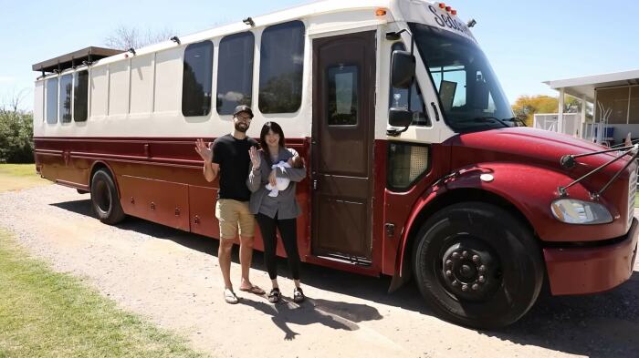 Дакота и Далтон Османски превратили школьный автобус в семейное гнездышко. | Фото: tinyhousetalk.com.