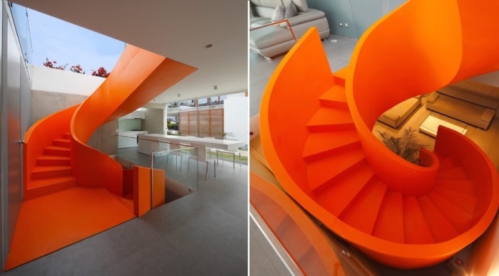 Ярко-оранжевая витая лестница стала единым украшением трехэтажной виллы в Перу (Вилла Casa Blanca). | Фото: mymodernmet.com.