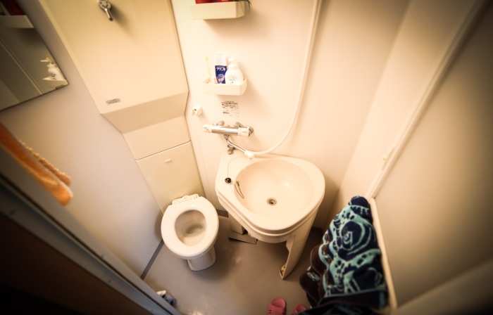 Ванная комната в мини-квартире. | Фото: livingbiginatinyhouse.com.