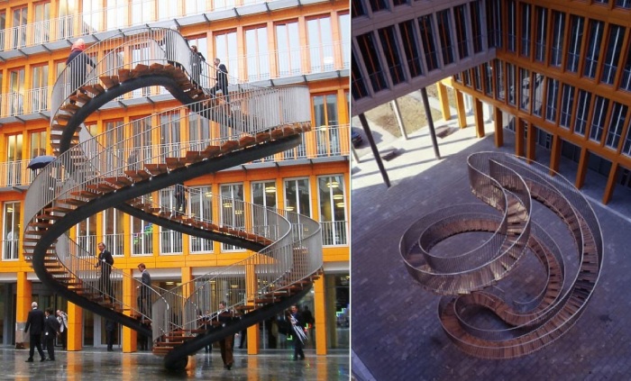 Балансирующая лестница вполне функциональная скульптура, которая служит тренажером для сотрудников компании (Мюнхен, Германия).
