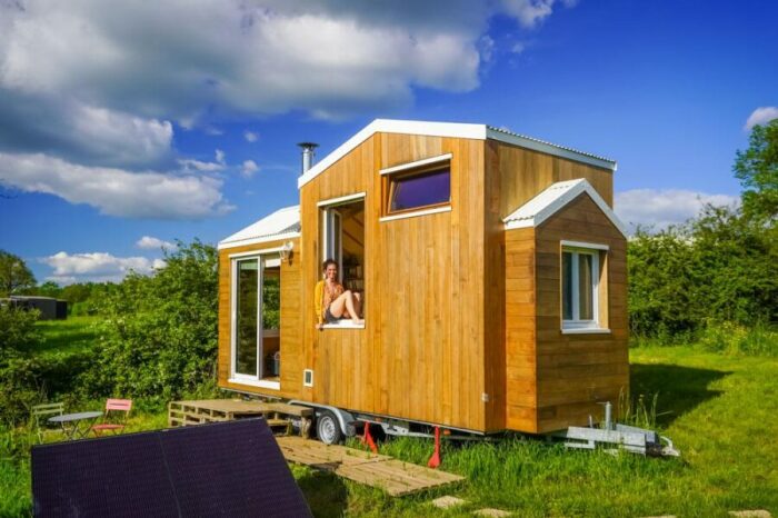 Крошечный дом имеет непривычную конструкцию. | Фото: livingbiginatinyhouse.com.