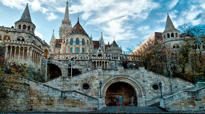 Когда надобность в защите отпала, Будайскую крепость превратили в общественное городское пространство, где не хочется думать о войне и защите от врагов (Будапешт, Венгрия). | Фото: budapestrivercruise.eu.
