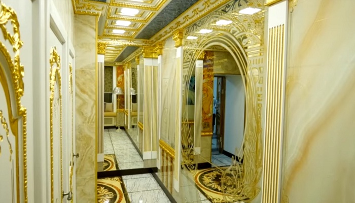 «Золотой» туалет Уральского экономического университета.
