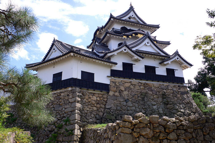 Замок Хиконэ – национальное достояние, получившее «высшее звание культурных ценностей в Японии», где сохранился оригинальный внешний вид и обстановка. | Фото: topvoyager.com.