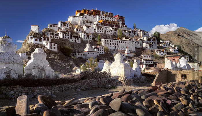 Скальный монастырь состоит из двенадцати уровней и десяти храмов, «выросших» на каменистых склонах холма (Монастырь Тиксей, Индия). | Фото: phototour.pro.
