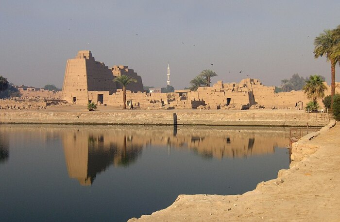 На территории крупнейшего храмового комплекса мира сохранилось еще одно священное озеро Mut Precinct (Karnak Temple, Египет). | Фото: khanacademy.org.