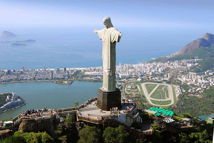 Вид с высоты птичьего полета на статую Христа-Искупителя в Рио-де-Жанейро.