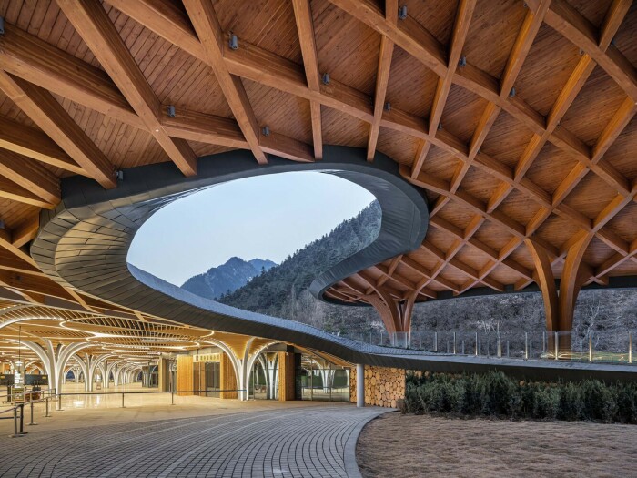 Выставочный центр порадует эргономикой, оригинальными архитектурными элементами и обилием природных материалов (Jiuzhai Valley Visitor Center, Китай). | Фото: constructionsupplymagazine.com.