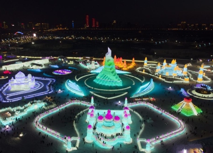 В Китае открылся крупнейший в мире фестиваль льда и снега, поражающий масштабами и небывалой красотой (Harbin Ice and Snow World). | Фото: sinchew.com.my.