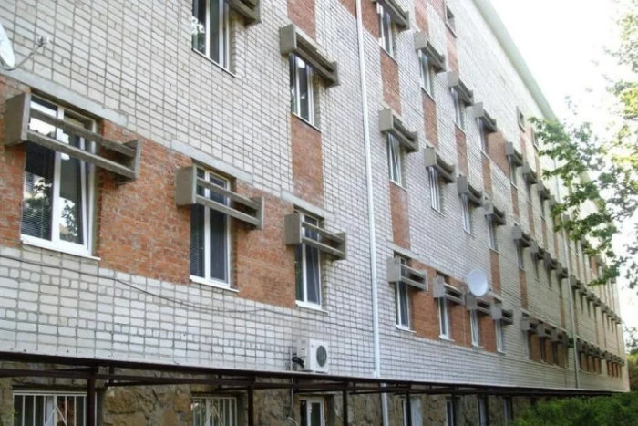 Странные конструкции в верхней части окна на некоторых зданиях советской эпохи до сих пор вызывают удивление (ламеллярные козырьки). | Фото: boom.ms.