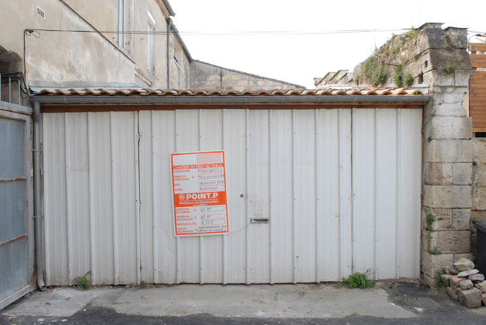 Простого обывателя гараж с металлическими воротами никак бы не вдохновил на покупку (чтобы использовать его в качестве жилища, конечно же). | Фото: nytimes.com.