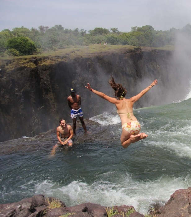 Бассейн дьявола – рай для адреналинщиков (водопад Виктория, Южная Африка). | Фото: thetravelersbuddy.com.