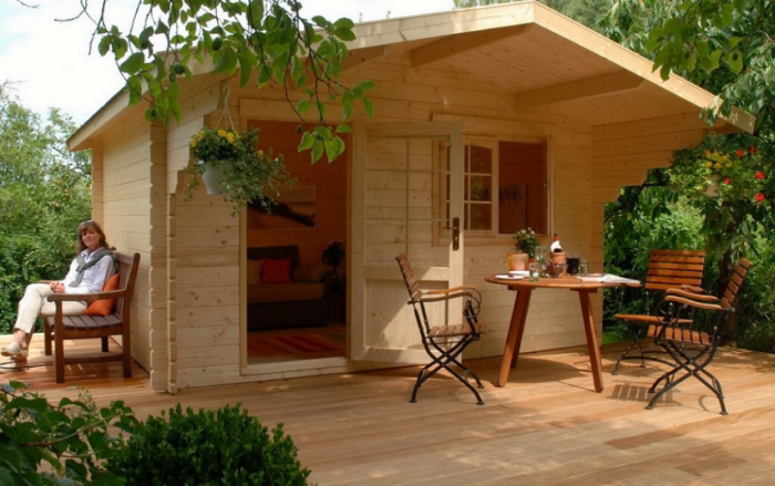 Allwood Kit Cabin Lillevilla Escape можно установить на деревянном помосте, который будет служить гостиной на открытом воздухе. | Фото: allwoodoutlet.com.