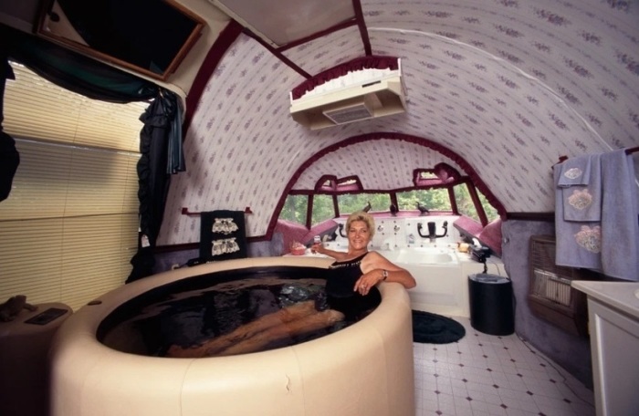 Джо Энн расслабляется в горячей ванне внутри своего Боинга 727 (дом-самолет «Little Trump»). | Фото: travelask.ru.