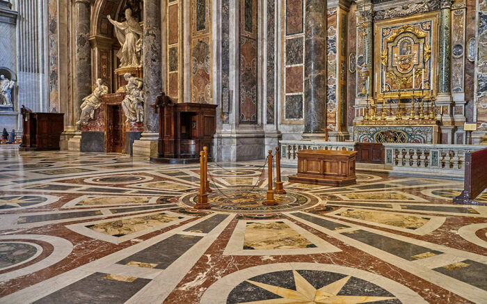 Самый дорогой строительный материал из Колизея перекочевал в Собор Святого Петра (Рим). | Фото: topvoyager.com.