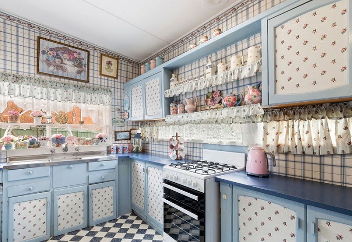 Васильковая кухня имеет цветочное оформление не только на стенах, но и на шкафах красуется цветочный принт. | Фото:  golbis.com.