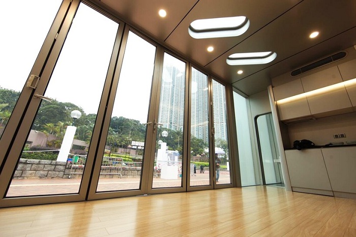 Панорамные окна и раздвижные стеклянные двери обеспечивают свободный доступ солнечного света (Alpod, Китай). | Фото: designboom.com.