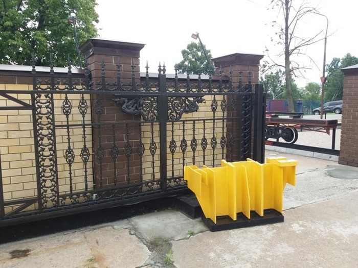 Оригинальные кованные ворота, являются главным украшением территории.