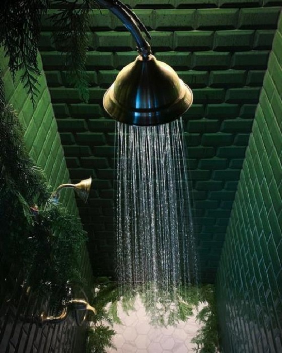 Тропический душ, облицованный насыщенной зеленой плиткой, дарит нереальные впечатления (Эспоо, Финляндия). | Фото: interior.ru-best.com.