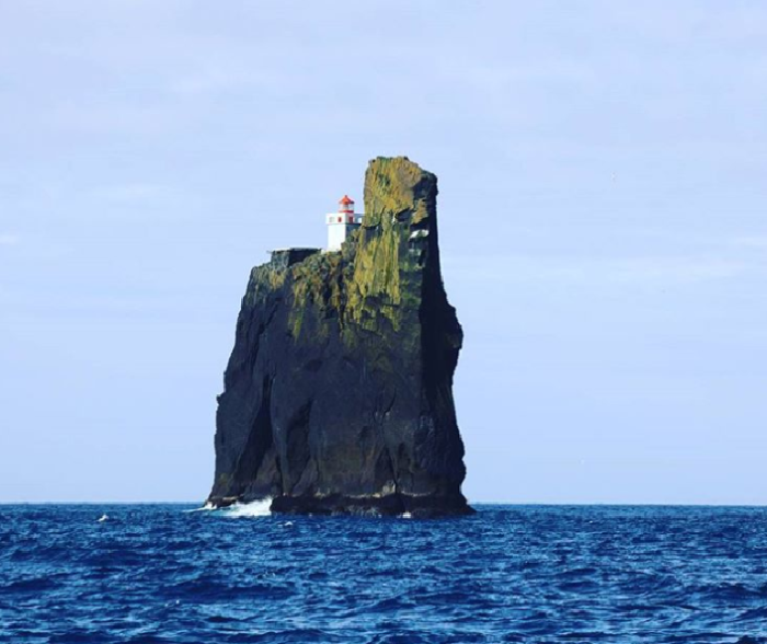 Маяк расположен на одной из скал Вестманских островов (Thridrangar Lighthouse, Исландия). | Фото: male.mediasalt.ru.
