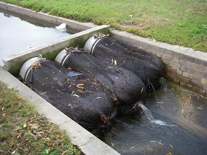 С помощью таких сетей предотвратили падание крупных отходов в реки и озера заповедника (Kwinana, Австралия).