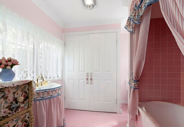 В доме имеются две ванные комнаты и тоже оформлены в розовых тонах. | Фото:  golbis.com.