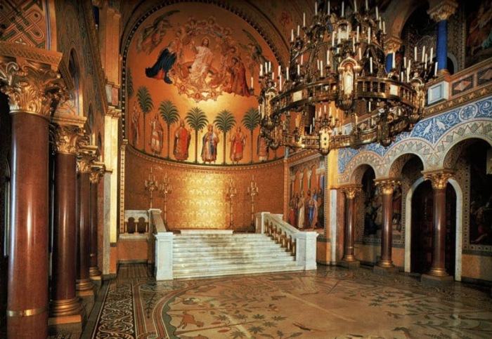 Тронный зал – самое большое и роскошное помещение в замке (Schloss Neuschwanstein, Германия). | Фото: germany-insider-facts.com.