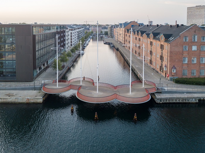 Зигзагообразная конструкция моста выбрана неспроста, таким образом автор проекта заставляет снизить скорость, увидеть окружающий мир и друг друга (Cirkelbroen, Копенгаген). | Фото: asteringpublicspace.org.