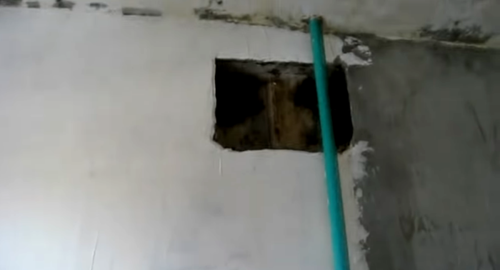 Чтобы привести стены в порядок пришлось их штукатурить и шпаклевать. | Фото: youtube.com.