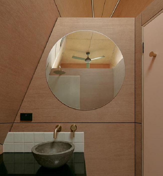 В микро-домике нашлось место и для ванной комнаты («Base Cabin», Мельбурн). | Фото: instagram.com/ © basecabin.