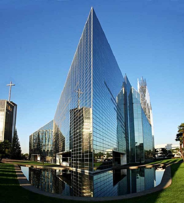 Самый высокий стеклянный храм в мире (Гарден-Гров, США).